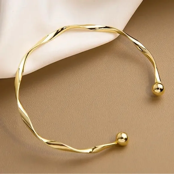 🎉 Elegant minimalist twist open cuff gold bracelet! New! - Picture 2 of 3